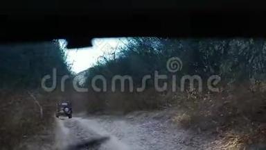 在克里米亚开越野车。 稳定的相机跟随一辆吉普车爬上曼古普-凯尔。